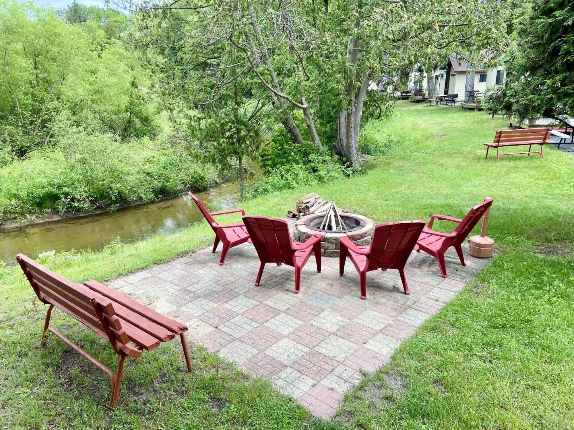 Betsie Riverside Resort Benzonia Ngoại thất bức ảnh